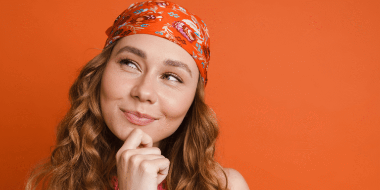 Kobieta z bandaną na głowie