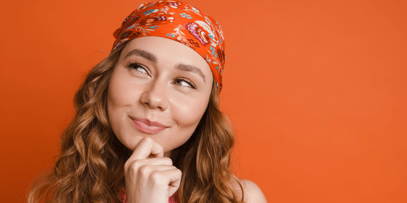 Kobieta z bandaną na głowie