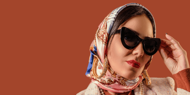 Kobieta z chustą na głowie